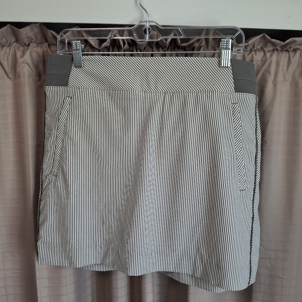 Athleta Brooklyn Textured 16" Skort White Gray Pinstripes Zip Pockets Size 12